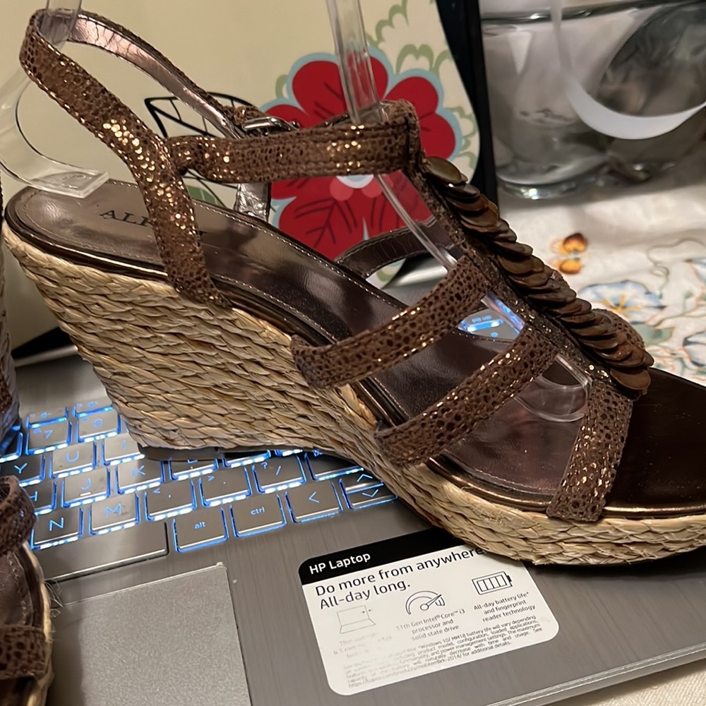 Alfani Leather T-Strap Sandals in Copper Snake Sz 8. NEW